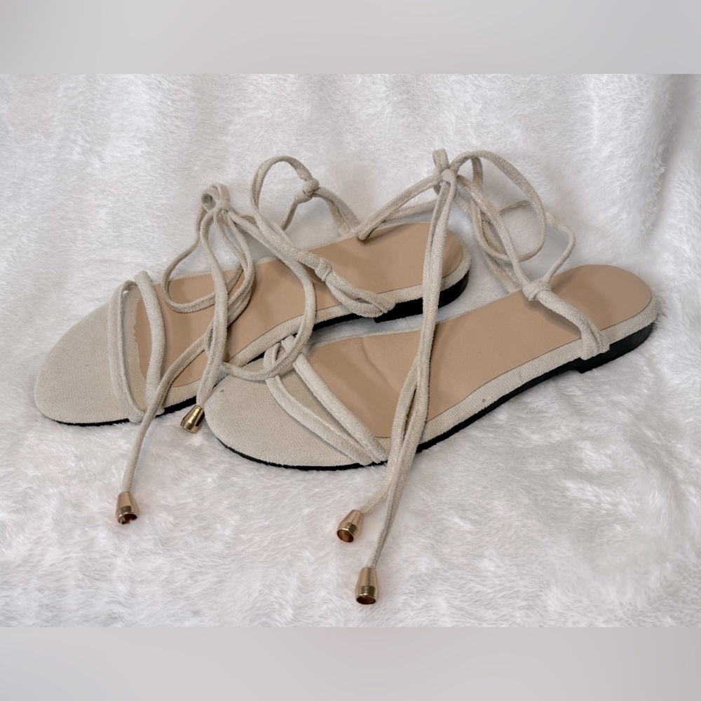 Size 8/EU 40. Beige. Lace up flat sandals.